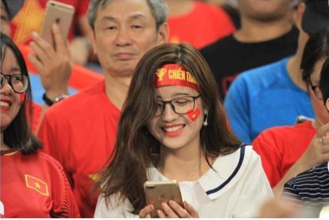 Cổ động viên xinh đẹp bị khủng bố tin nhắn trên Facebook-1