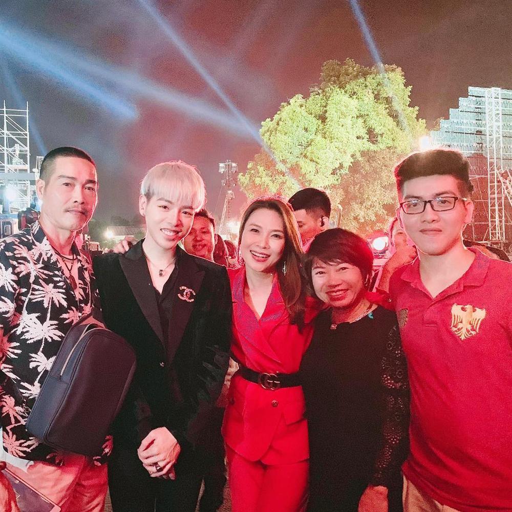 Lan Khuê cùng ông xã đại gia Tuấn John đi đua xe cho ngầu-4