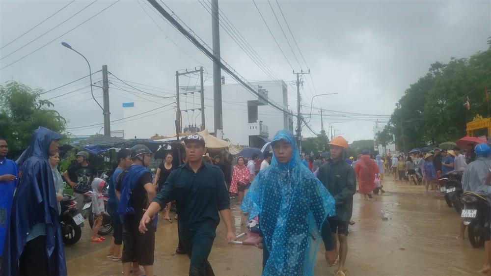 Mưa như trút, vỡ hồ nhân tạo, 12 người chết, 1 người mất tích ở Khánh Hòa-13