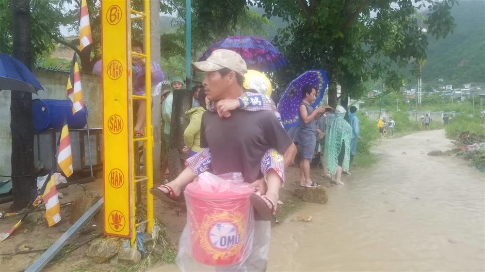 Mưa như trút, vỡ hồ nhân tạo, 12 người chết, 1 người mất tích ở Khánh Hòa-16
