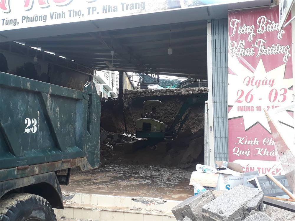 Mưa như trút, vỡ hồ nhân tạo, 12 người chết, 1 người mất tích ở Khánh Hòa-7