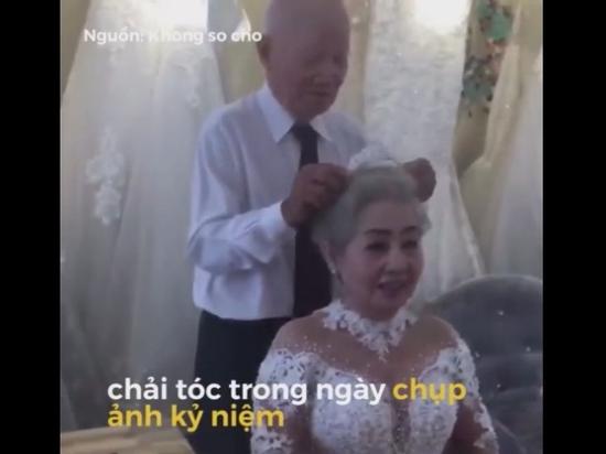 Cụ ông chải tóc cho cụ bà đầy hạnh phúc trong kỷ niệm 50 năm ngày cưới