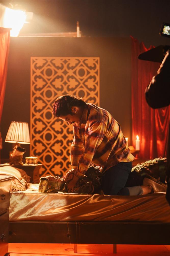 MV Chị NGẢ em nâng của bà đồng Bích Phương drama hơn cả Cô dâu 8 tuổi-6