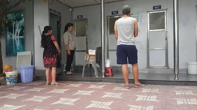 Cô gái đeo đầy vàng và hành vi xấu hổ ở nhà vệ sinh bến xe-3