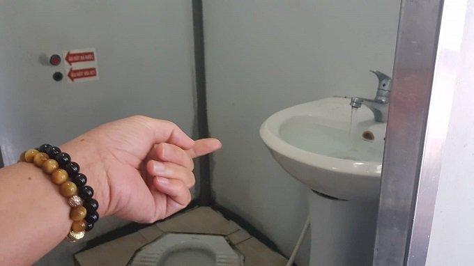 Cô gái đeo đầy vàng và hành vi xấu hổ ở nhà vệ sinh bến xe-4