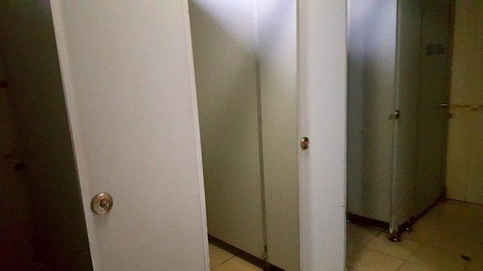 Cô gái đeo đầy vàng và hành vi xấu hổ ở nhà vệ sinh bến xe-2