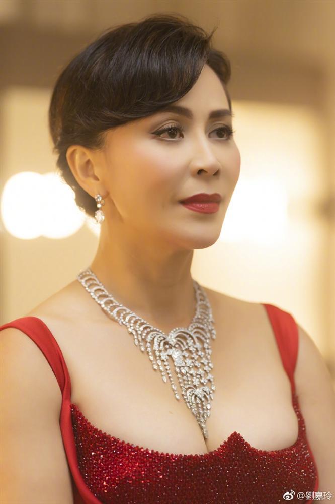 52 tuổi mà Lưu Gia Linh vẫn sở hữu vóc dáng nuột nà, vòng 1 nóng bỏng gái 18 còn thua xa-4