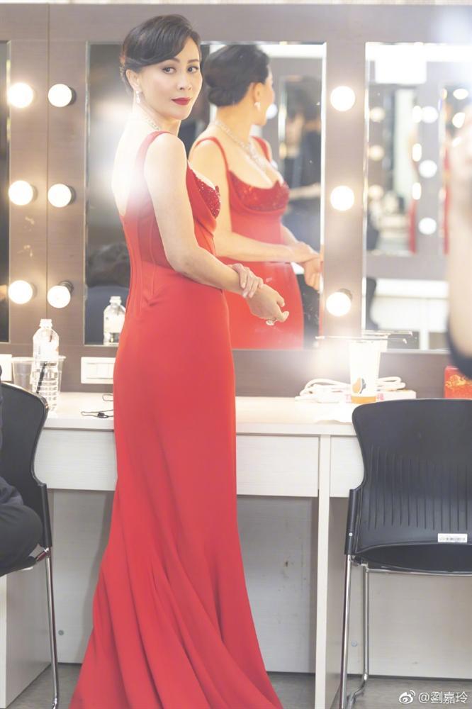 52 tuổi mà Lưu Gia Linh vẫn sở hữu vóc dáng nuột nà, vòng 1 nóng bỏng gái 18 còn thua xa-5