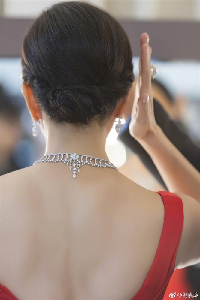 52 tuổi mà Lưu Gia Linh vẫn sở hữu vóc dáng nuột nà, vòng 1 nóng bỏng gái 18 còn thua xa-6