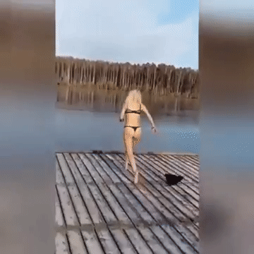 Cô gái mặc bikini nóng bỏng bị gẫy chân vì dại dột nhảy xuống hồ nước đóng băng-2