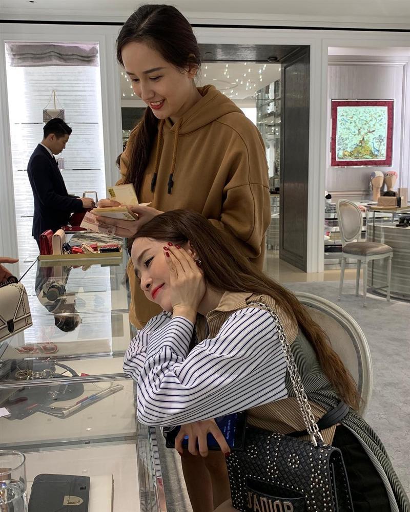 Mai Phương Thúy làm con sen dẫn Quỳnh Nga đi khắp Hong Kong lại còn hào phóng tặng quà trăm triệu-3