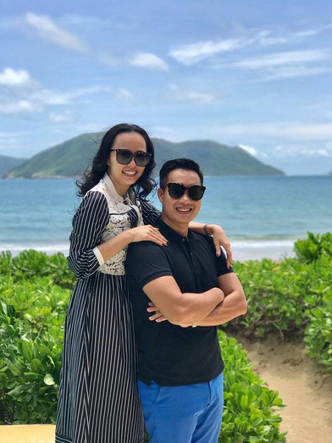 MC đình đám của VTV bất ngờ khoe cận nhan sắc bà xã xinh đẹp sau 15 năm về sống chung một nhà-3