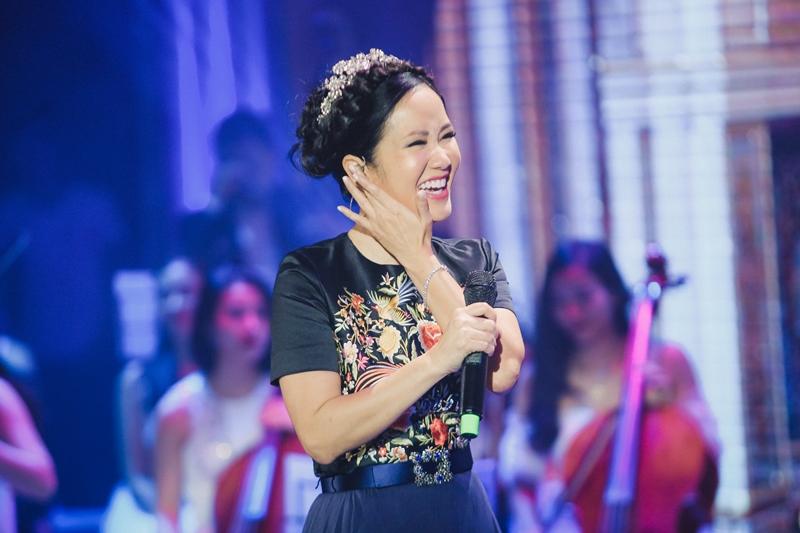 Mỹ Tâm nghiêm mặt dặn khán giả lên tặng hoa không được đòi ôm vì mất thời gian-8