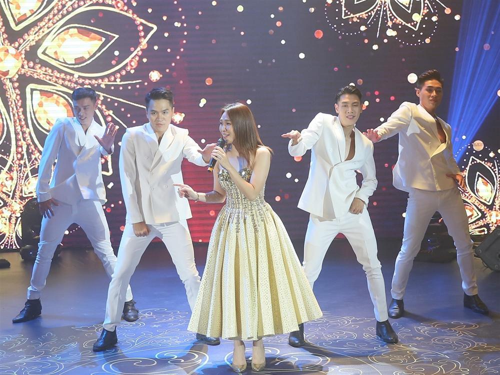 Mỹ Tâm nghiêm mặt dặn khán giả lên tặng hoa không được đòi ôm vì mất thời gian-7