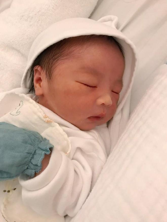 Đăng ảnh 3 con cực đáng yêu, hot mom Hằng Túi khiến dân mạng xuýt xoa: Bé nào cũng đẹp như vẽ-13