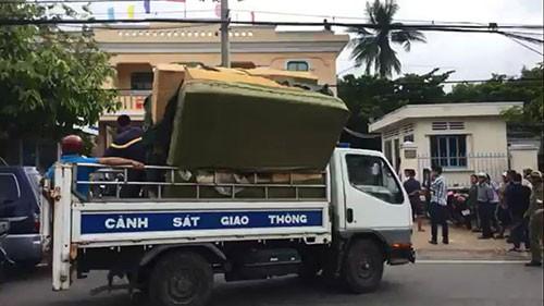 Trên đường đi viện, ngáo đá nhảy lên nóc kho bạc chơi-1