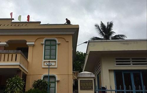 Trên đường đi viện, ngáo đá nhảy lên nóc kho bạc chơi-3