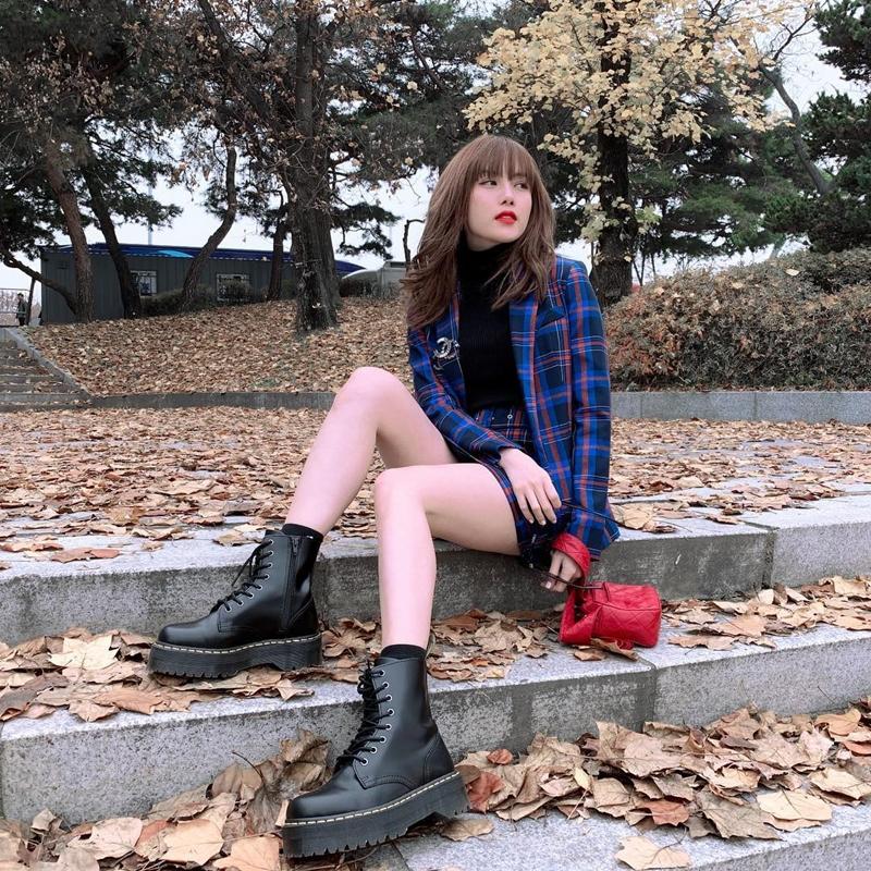 Mặc chị em đón đầu xu hướng với áo sweater đa sắc màu, Chi Pu mát mẻ diện váy rộng thùng thình như bà bầu-11