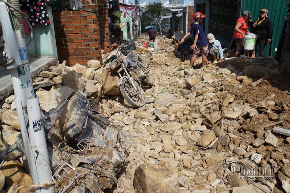 Nha Trang sạt lở: Quặn lòng nhận thi thể người thân biến dạng-1