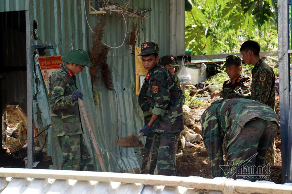 Nha Trang sạt lở: Quặn lòng nhận thi thể người thân biến dạng-3