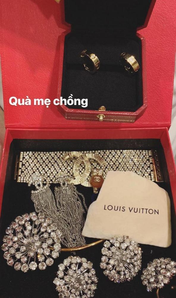 Khoe đồ hàng hiệu được mẹ chồng tặng, HHen Niê khiến fan sửng sốt, hốt hoảng-2