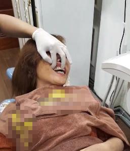 Kỷ niệm 2 tháng kết hôn, chồng cô dâu 61 tuổi chơi lớn tặng vợ nhẫn kim cương thay vì hoa rừng như hồi chưa cưới-3