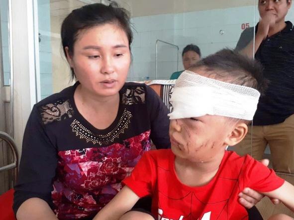 Nghệ An: Hãi hùng bé trai 1 tuổi khóc thét khi bị bố đẻ khống chế trên sân thượng-9