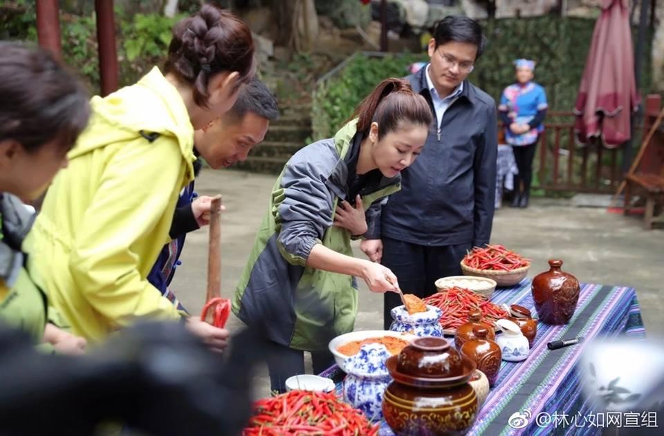 Triệu Vy - Lâm Tâm Như khoe nhan sắc trẻ trung, ôm nhau thắm thiết ngày hội ngộ-9