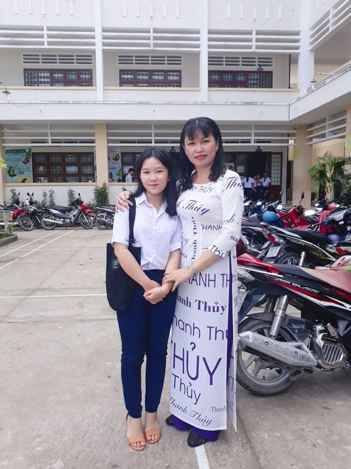 Khi cô giáo quá yêu nghề: Dán hết tên học sinh lên áo dài diện tới trường ngày 20/11 khiến cả thế giới bất ngờ-1