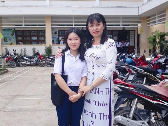 Khi cô giáo quá yêu nghề: Dán hết tên học sinh lên áo dài diện tới trường ngày 20/11 khiến 'cả thế giới' bất ngờ