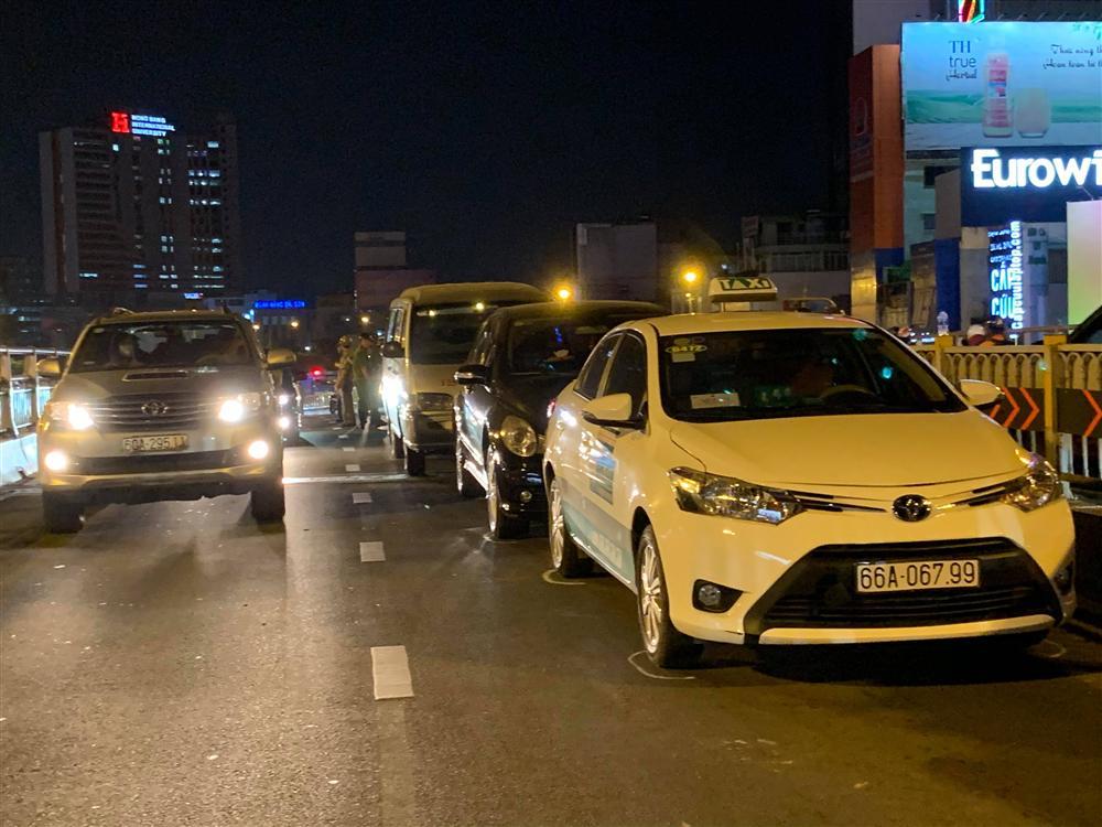 5 xe tông liên hoàn trên cầu vượt Hàng Xanh, giao thông tê liệt-1