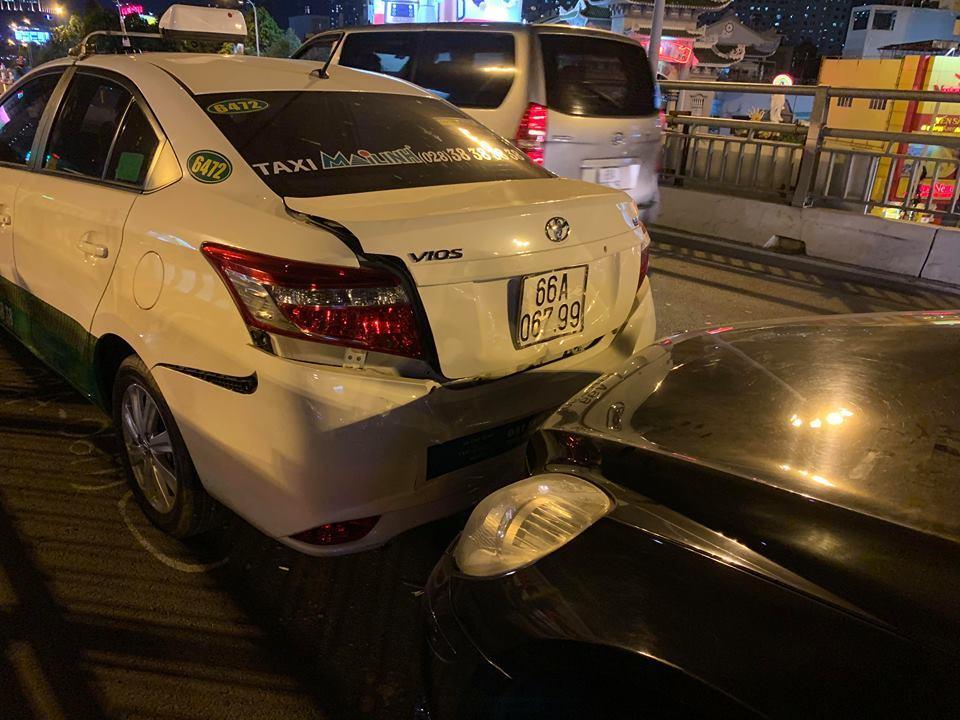 5 xe tông liên hoàn trên cầu vượt Hàng Xanh, giao thông tê liệt-2