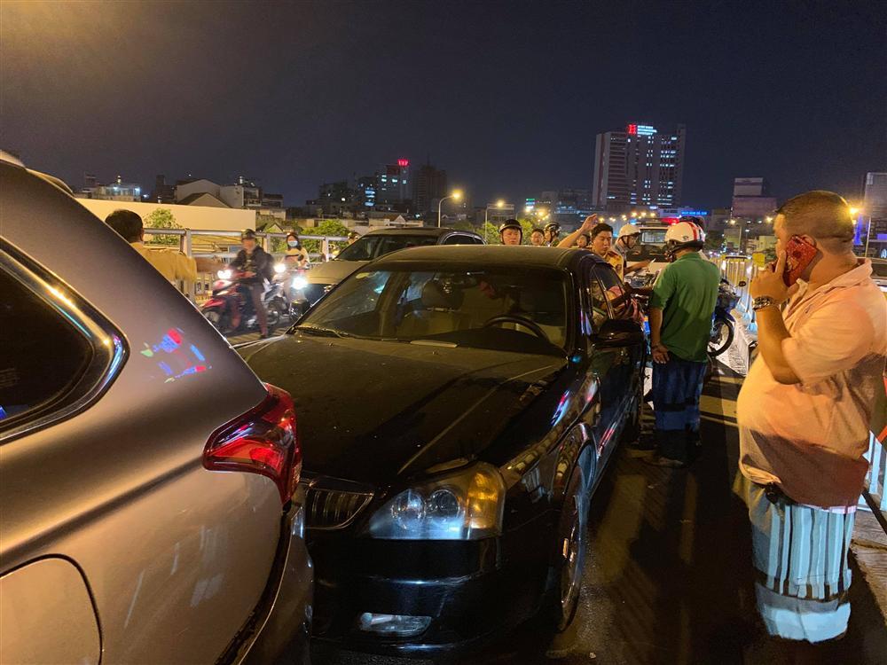 5 xe tông liên hoàn trên cầu vượt Hàng Xanh, giao thông tê liệt-5