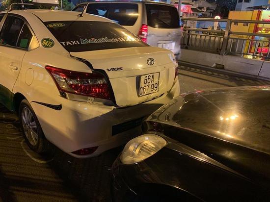 5 xe tông liên hoàn trên cầu vượt Hàng Xanh, giao thông tê liệt