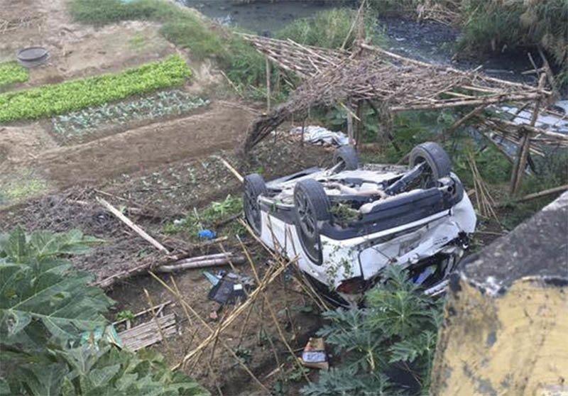 Nữ tài xế lái CX5 lao thẳng xuống mương nước thải tại Hà Nội-3