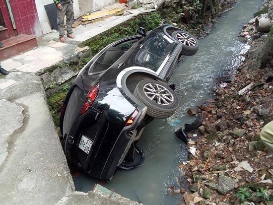 Nữ tài xế lái CX5 lao thẳng xuống mương nước thải tại Hà Nội