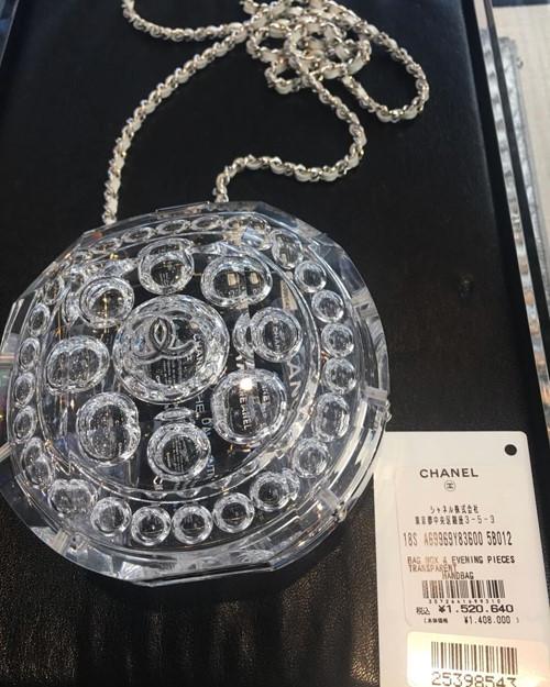 Không kém cạnh Mai Phương Thúy hay Khánh Linh, Ngọc Trinh cũng tậu túi xách mini chỉ để vừa thỏi son-4