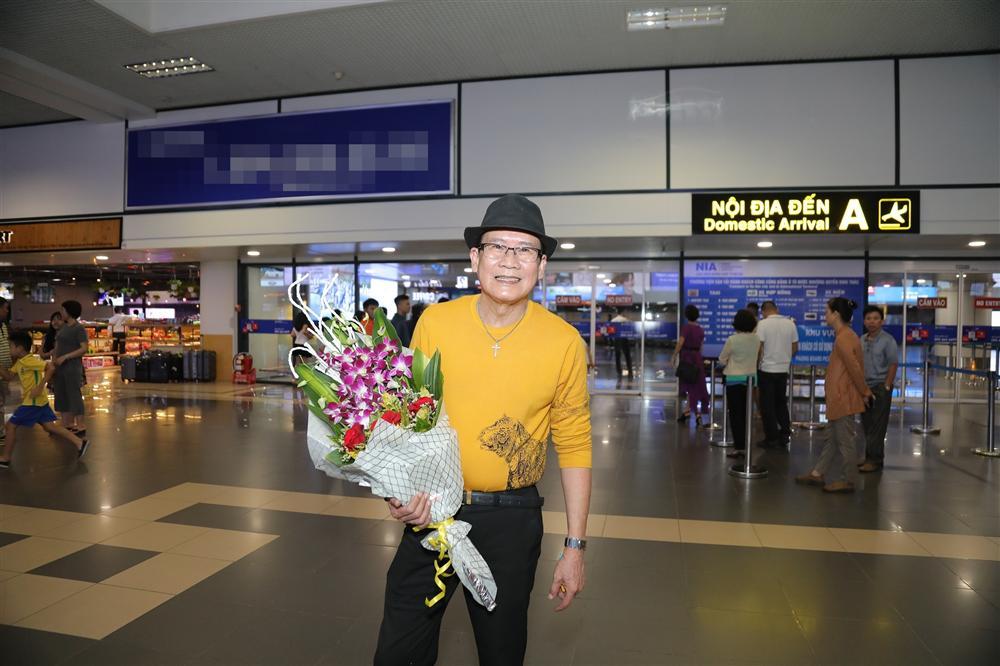 Cụ bà 90 tuổi ra tận sân bay đón phượng hoàng nhạc Vàng, đòi mổ trâu thết đãi Tuấn Vũ-1