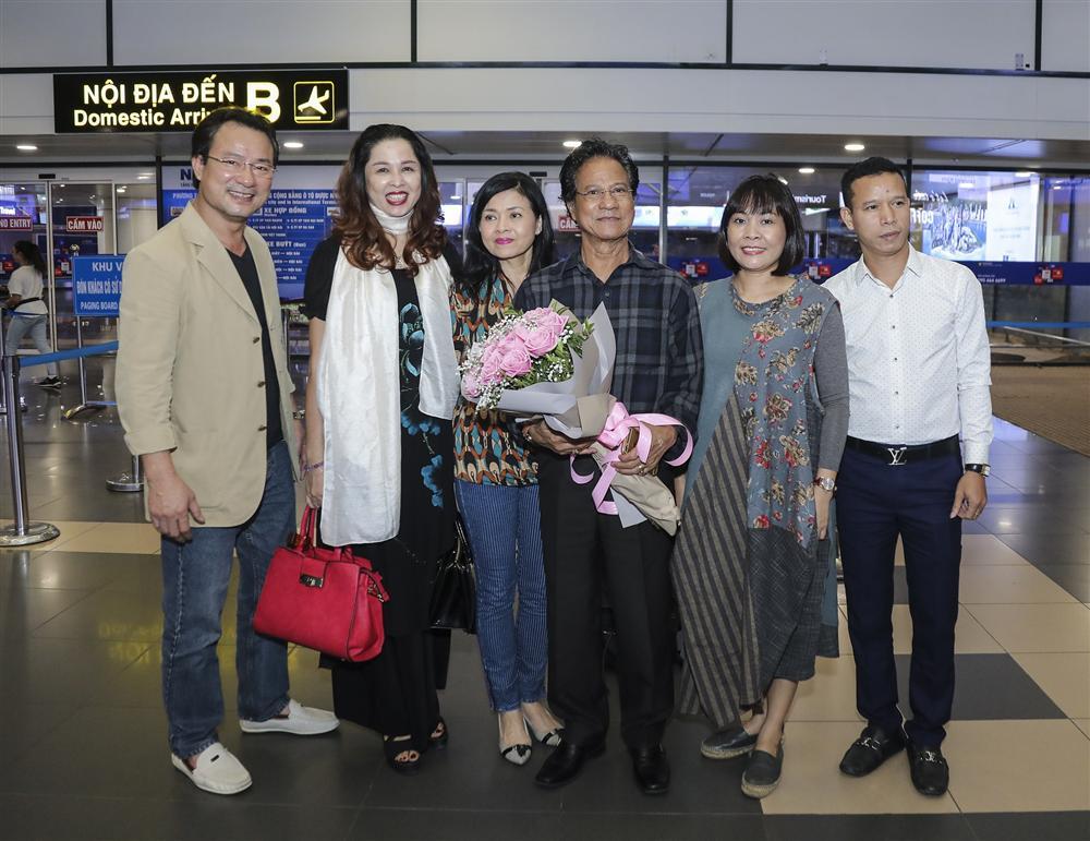 Cụ bà 90 tuổi ra tận sân bay đón phượng hoàng nhạc Vàng, đòi mổ trâu thết đãi Tuấn Vũ-6