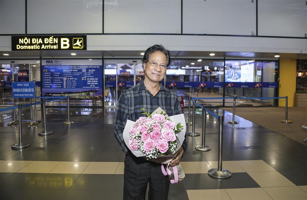 Cụ bà 90 tuổi ra tận sân bay đón phượng hoàng nhạc Vàng, đòi mổ trâu thết đãi Tuấn Vũ-7