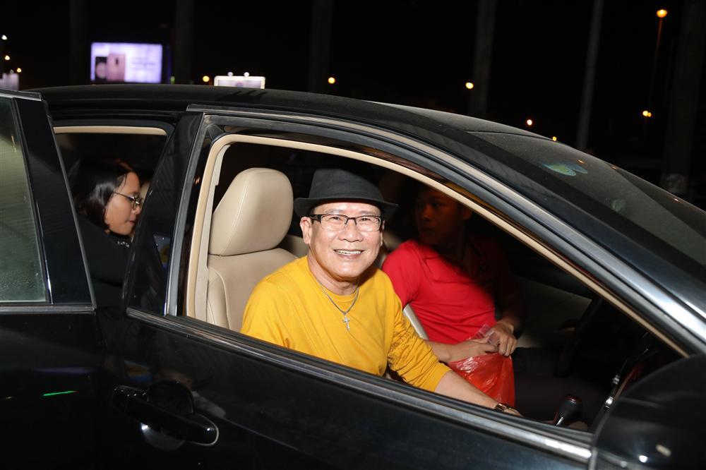 Cụ bà 90 tuổi ra tận sân bay đón phượng hoàng nhạc Vàng, đòi mổ trâu thết đãi Tuấn Vũ-5
