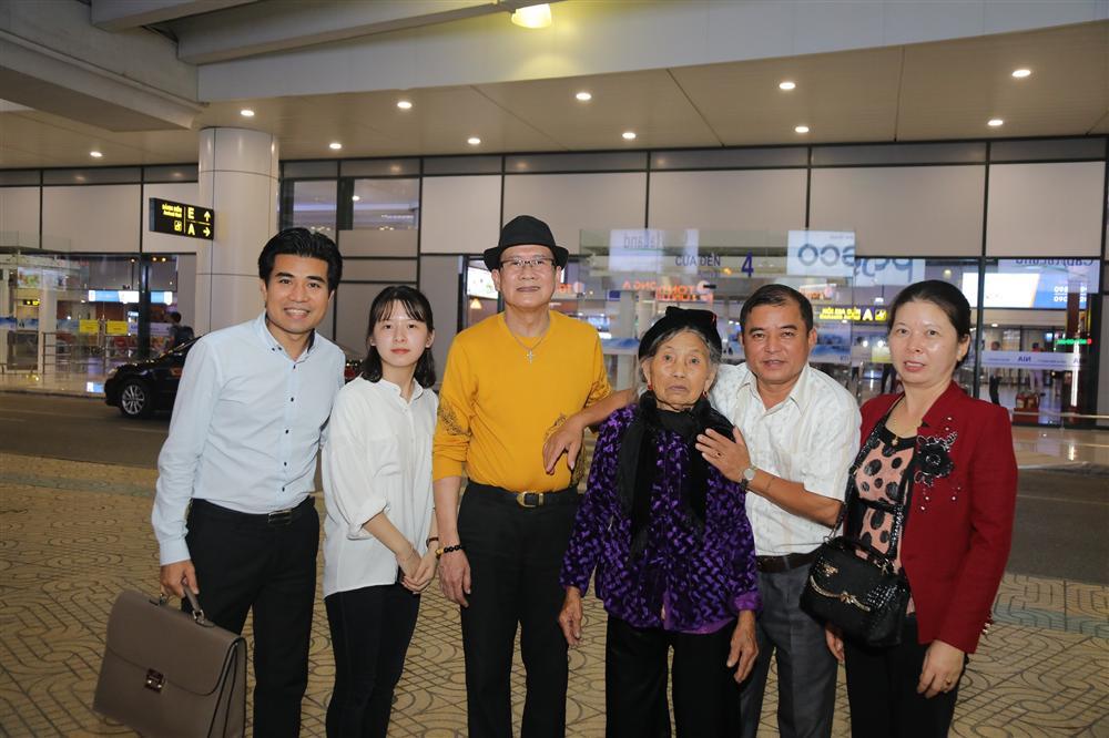 Cụ bà 90 tuổi ra tận sân bay đón phượng hoàng nhạc Vàng, đòi mổ trâu thết đãi Tuấn Vũ-3