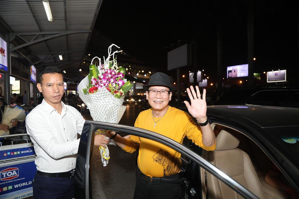 Cụ bà 90 tuổi ra tận sân bay đón phượng hoàng nhạc Vàng, đòi mổ trâu thết đãi Tuấn Vũ-4