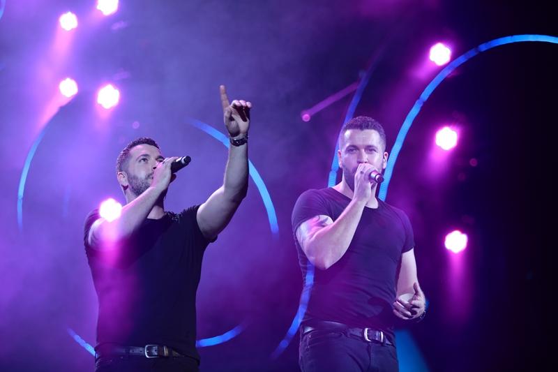 Hoàng tử tình ca Shayne Ward bất ngờ hôn fan nữ trên sân khấu-1