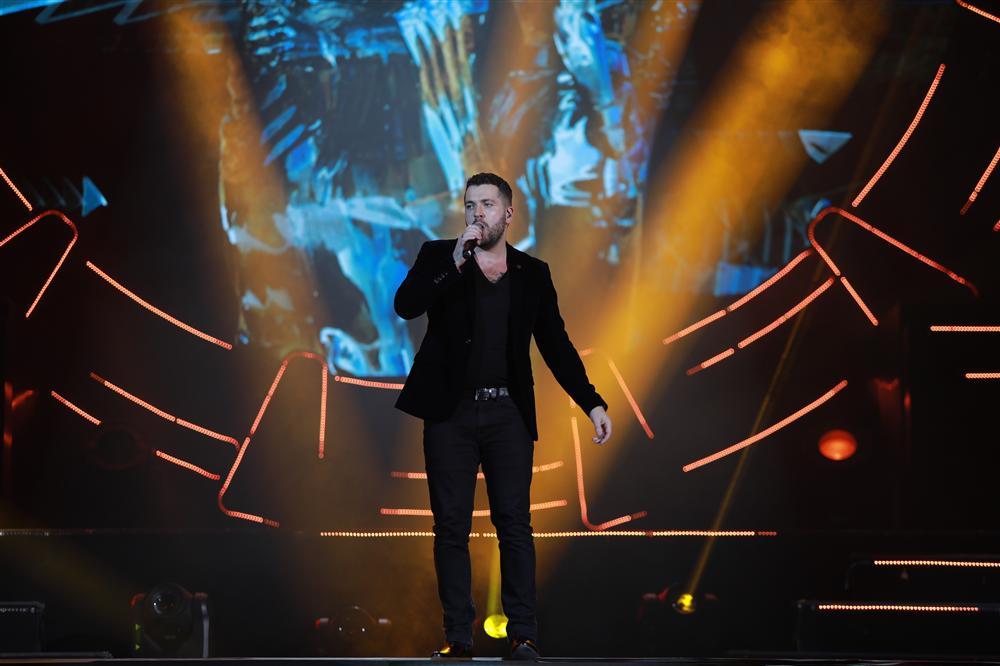 Hoàng tử tình ca Shayne Ward bất ngờ hôn fan nữ trên sân khấu-4