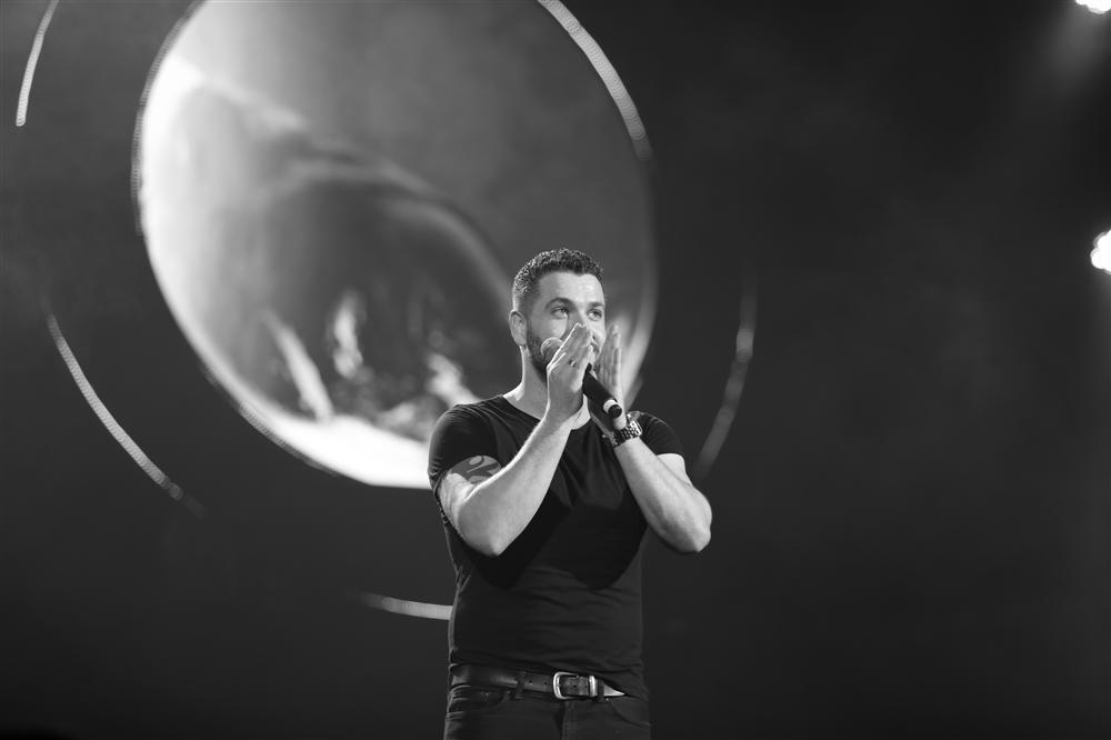 Hoàng tử tình ca Shayne Ward bất ngờ hôn fan nữ trên sân khấu-5