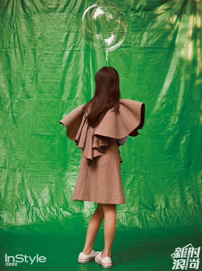 Hở hàm ếch thì sao? Ái nữ nhà Lý Á Bằng - Vương Phi cực kỳ tự tin xuất hiện trên trang bìa tạp chí đấy thôi!-4