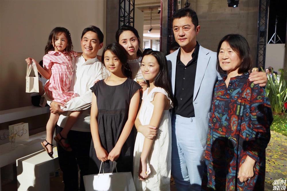 Hở hàm ếch thì sao? Ái nữ nhà Lý Á Bằng - Vương Phi cực kỳ tự tin xuất hiện trên trang bìa tạp chí đấy thôi!-7