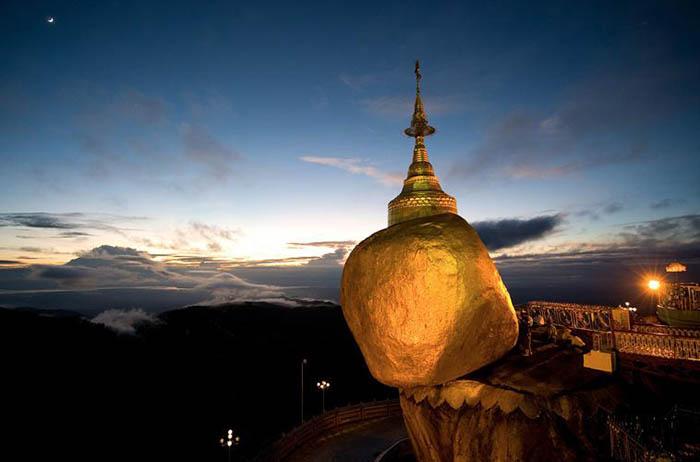 Hòn đá thiêng bằng vàng ở Myanmar và bí mật ẩn chứa bên trong-1