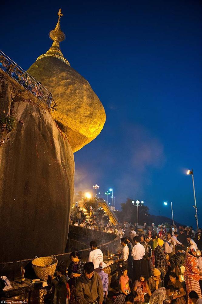 Hòn đá thiêng bằng vàng ở Myanmar và bí mật ẩn chứa bên trong-3